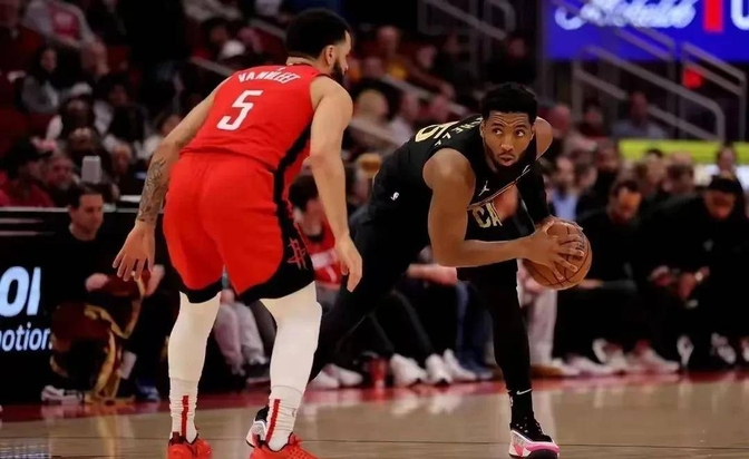 小卡再砍分，带领快船击败黄蜂(小卡被看好休赛期续约快船 最高能签4年176亿美元)