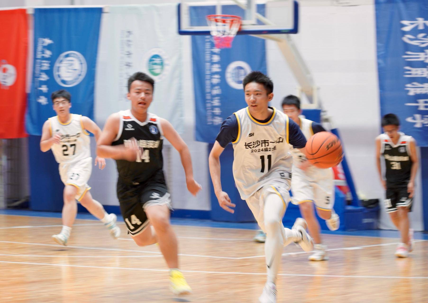 爱游戏体育网站-包含篮球联赛球员状态火爆,技术表现出色的词条