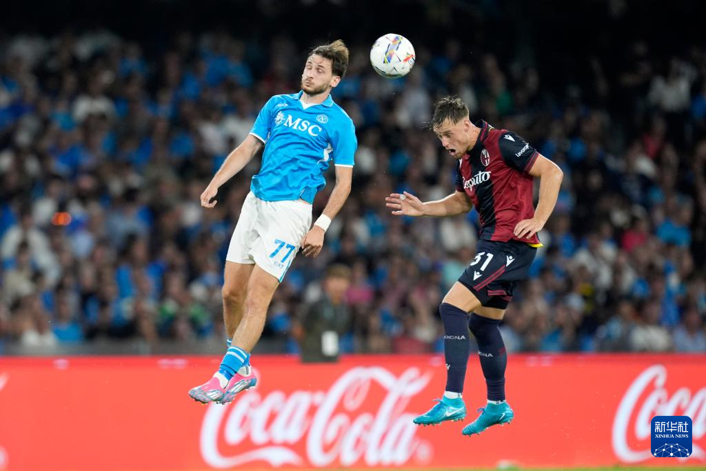 那不勒斯球员在赛后的庆祝中露出笑容,展现团队团结的简单介绍 那不勒斯球员在赛后的庆祝中露出笑容,展现团队团结的简单介绍