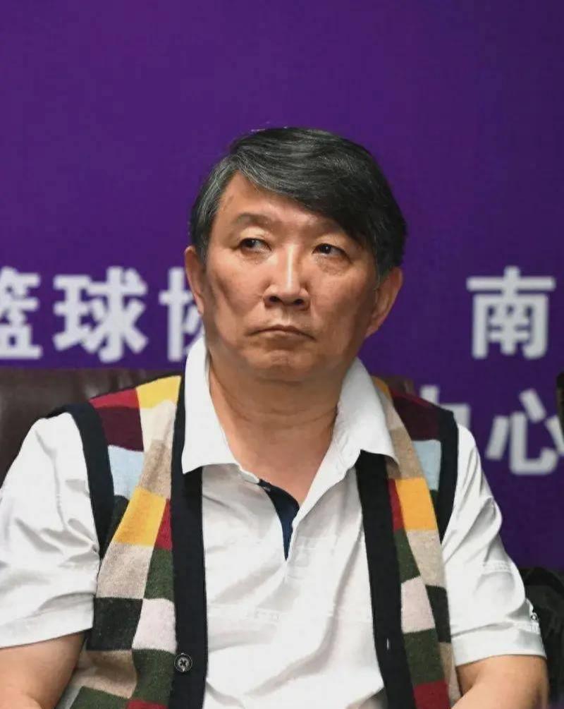 爱游戏app-森林狼队再次陷入低谷，主教练欲辞职