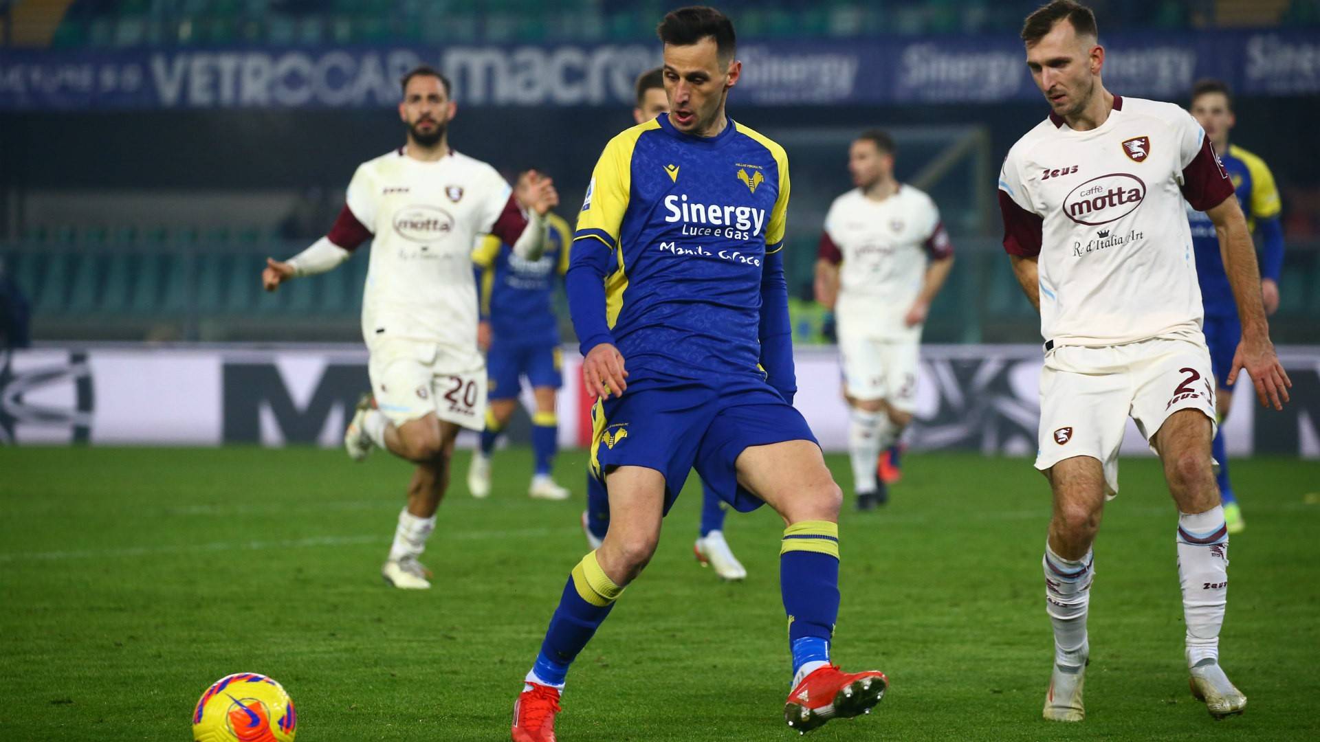 维罗纳击败佛罗伦萨，继续保持领先位置