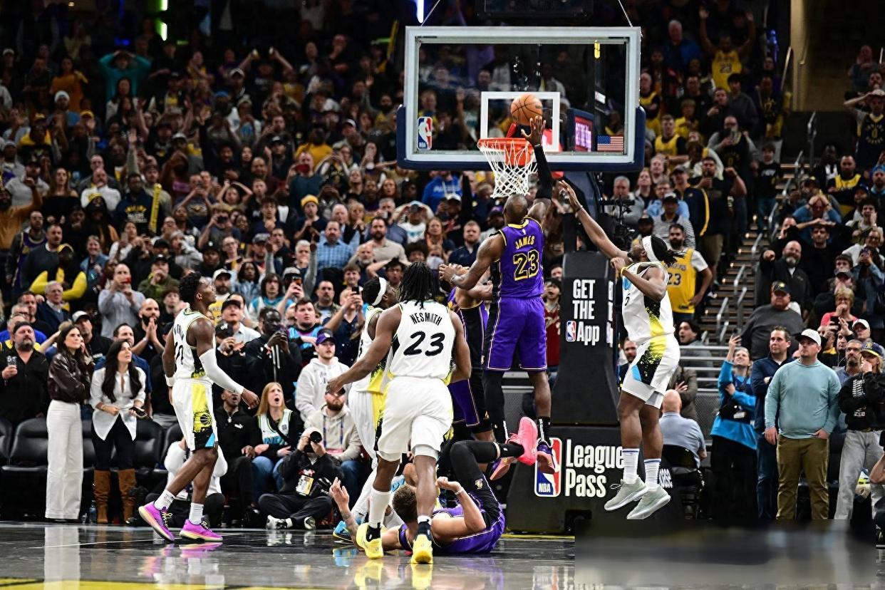 爱游戏官方入口-詹姆斯带领湖人实现逆袭，跻身总决赛争霸