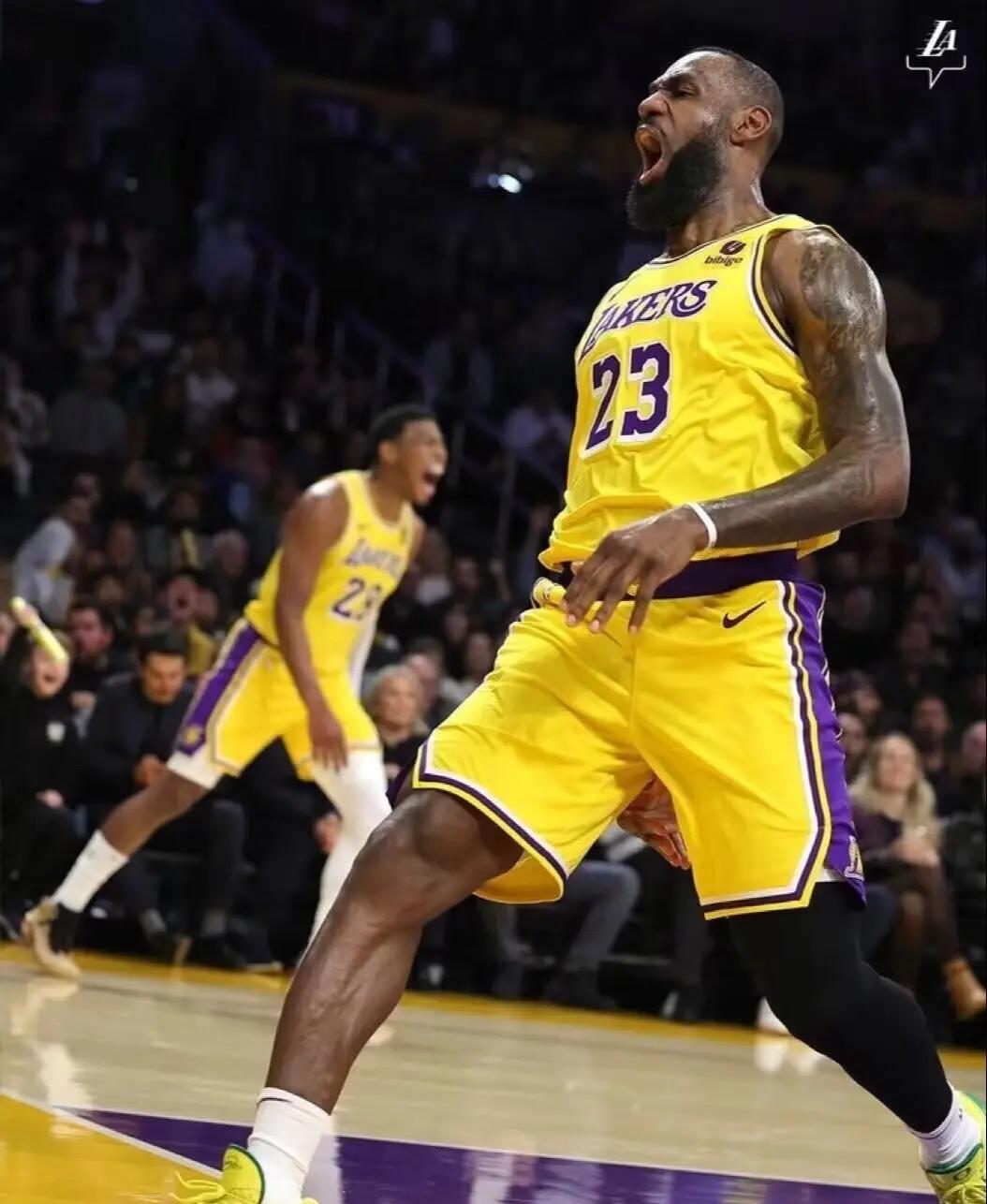 詹姆斯带领湖人实现逆袭,跻身总决赛争霸 詹姆斯带领湖人实现逆袭,跻身总决赛争霸