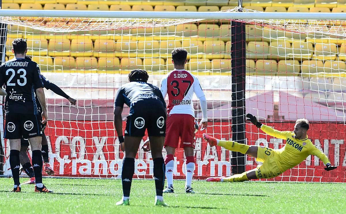 爱游戏体育链接-里昂球队遭遇连败，需调整阵容