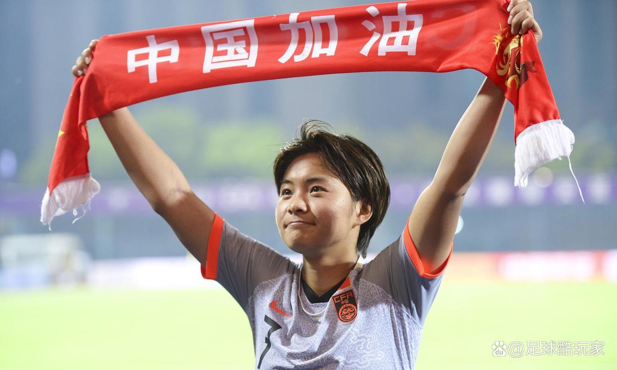 中国女足运动员在比赛中展现坚韧拼搏精神