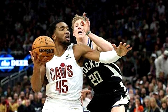 雄鹿队主场击败骑士队，稳居东部第一