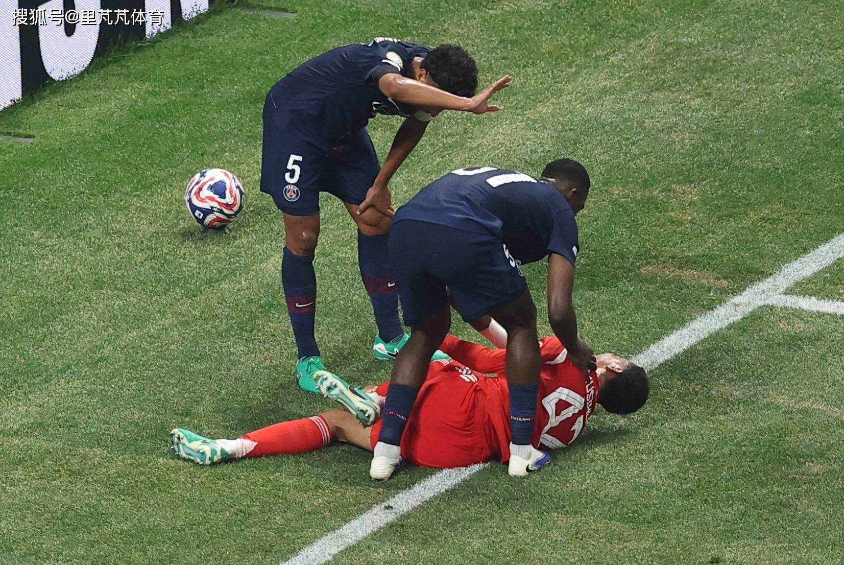 关于拜仁慕尼黑球员受伤,无缘下场比赛的信息 关于拜仁慕尼黑球员受伤,无缘下场比赛的信息