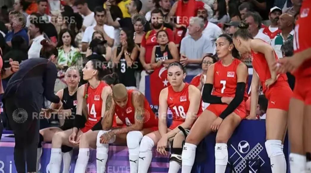 包含意大利客场击败土耳其，小组出线前景良好的词条