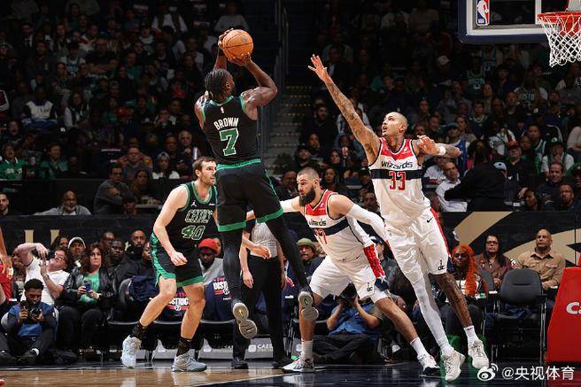 猛龙客场战胜凯尔特人,继续领跑 猛龙客场战胜凯尔特人,继续领跑