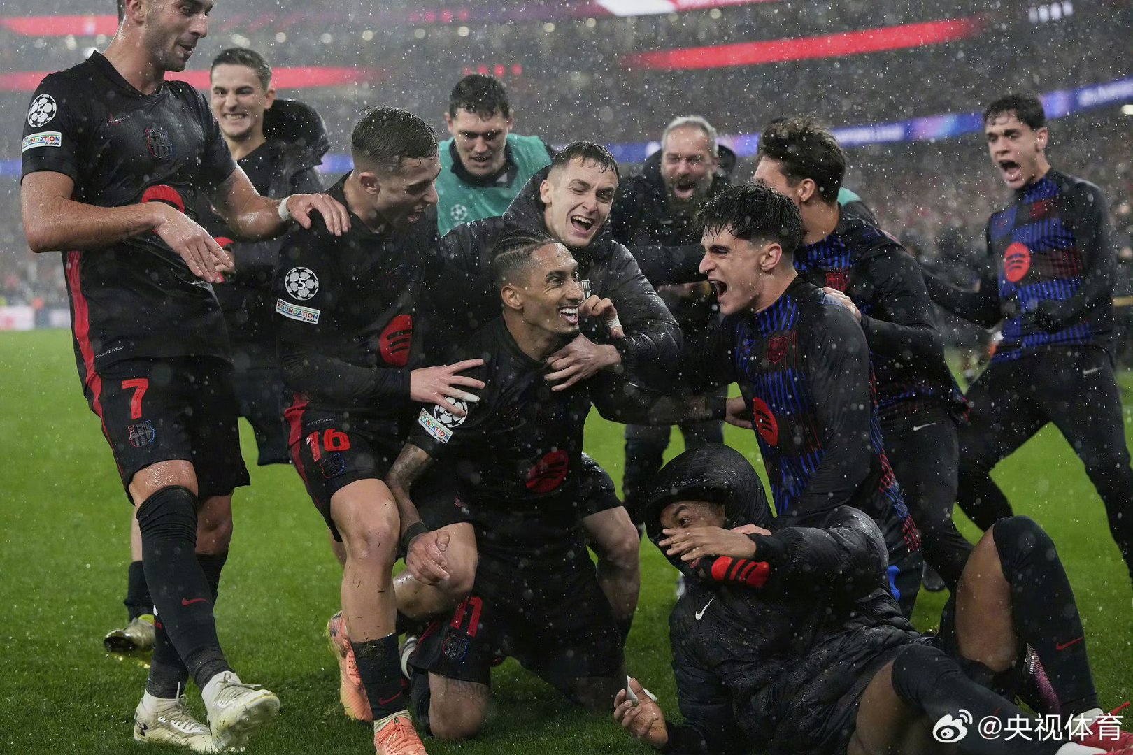 爱游戏中国官网-荷兰球员因足球踢飞漂浮球赛事落下悬念