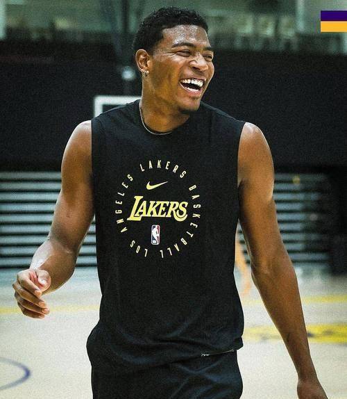 爱游戏在线-篮球明星季后赛状态不佳,或将缺席决赛