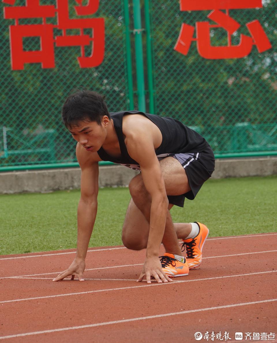 运动员们挥洒汗水，绽放青春