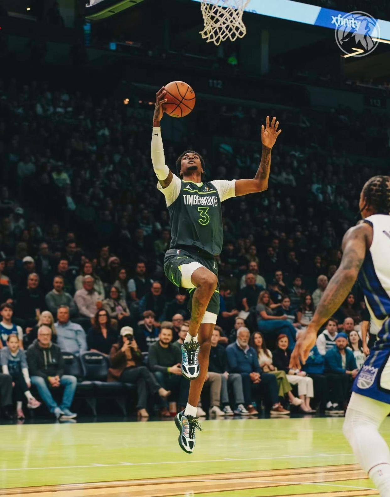 爱游戏登录-骑士逆转森林狼，拉文得分领先